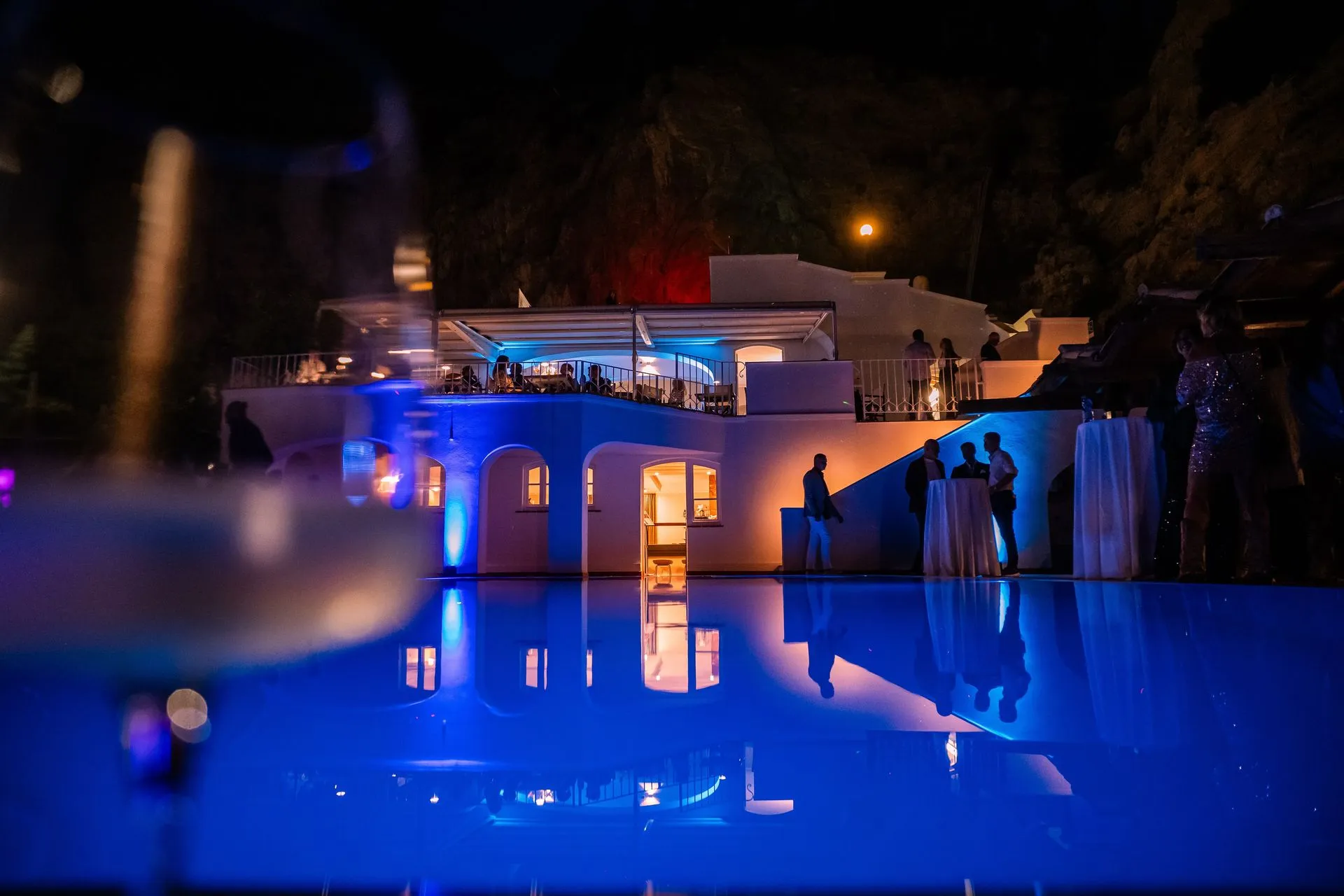 Lounge e cocktail bar a bordo piscina a Bergeggi