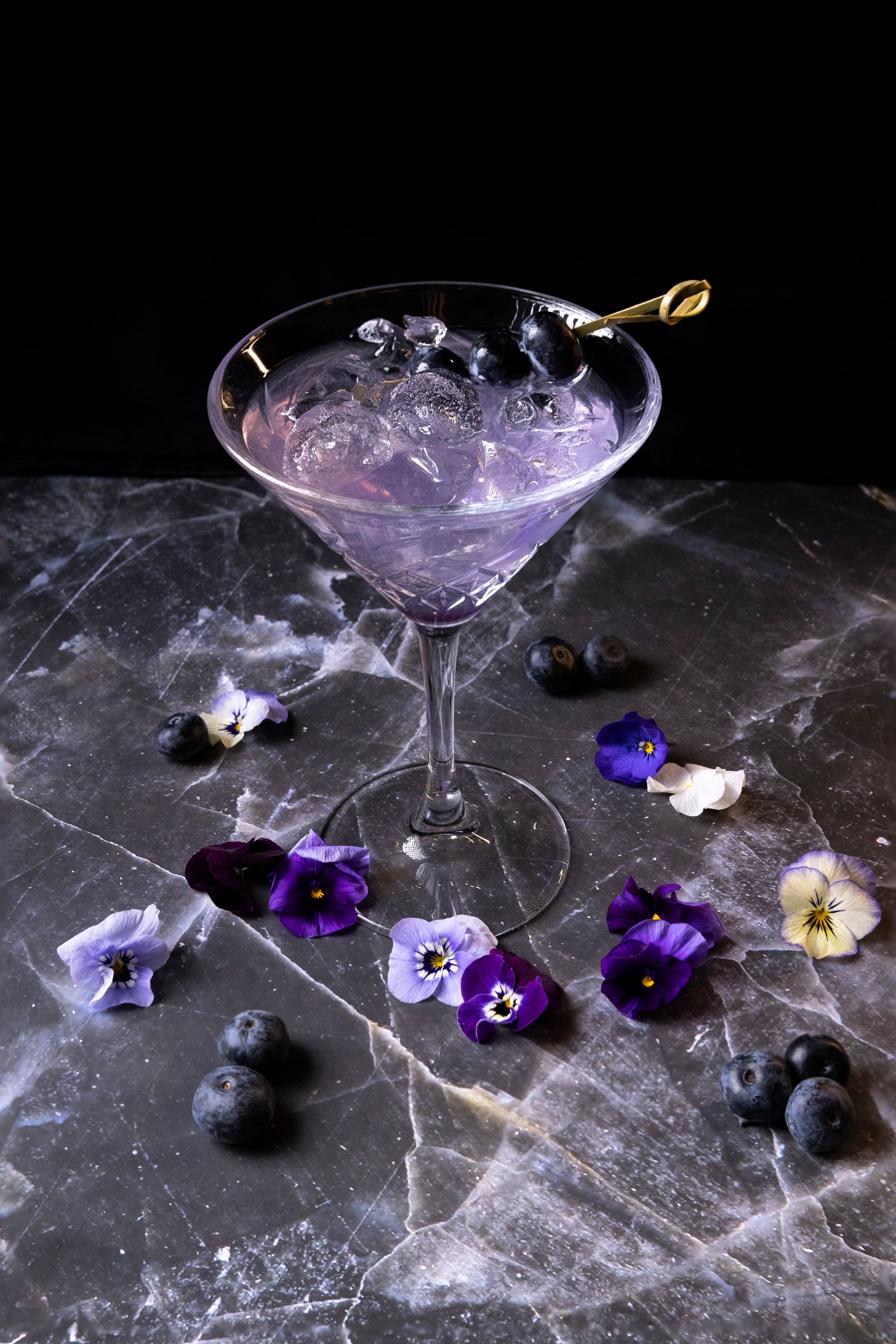 Il bancone del lounge bar a bordo piscina
