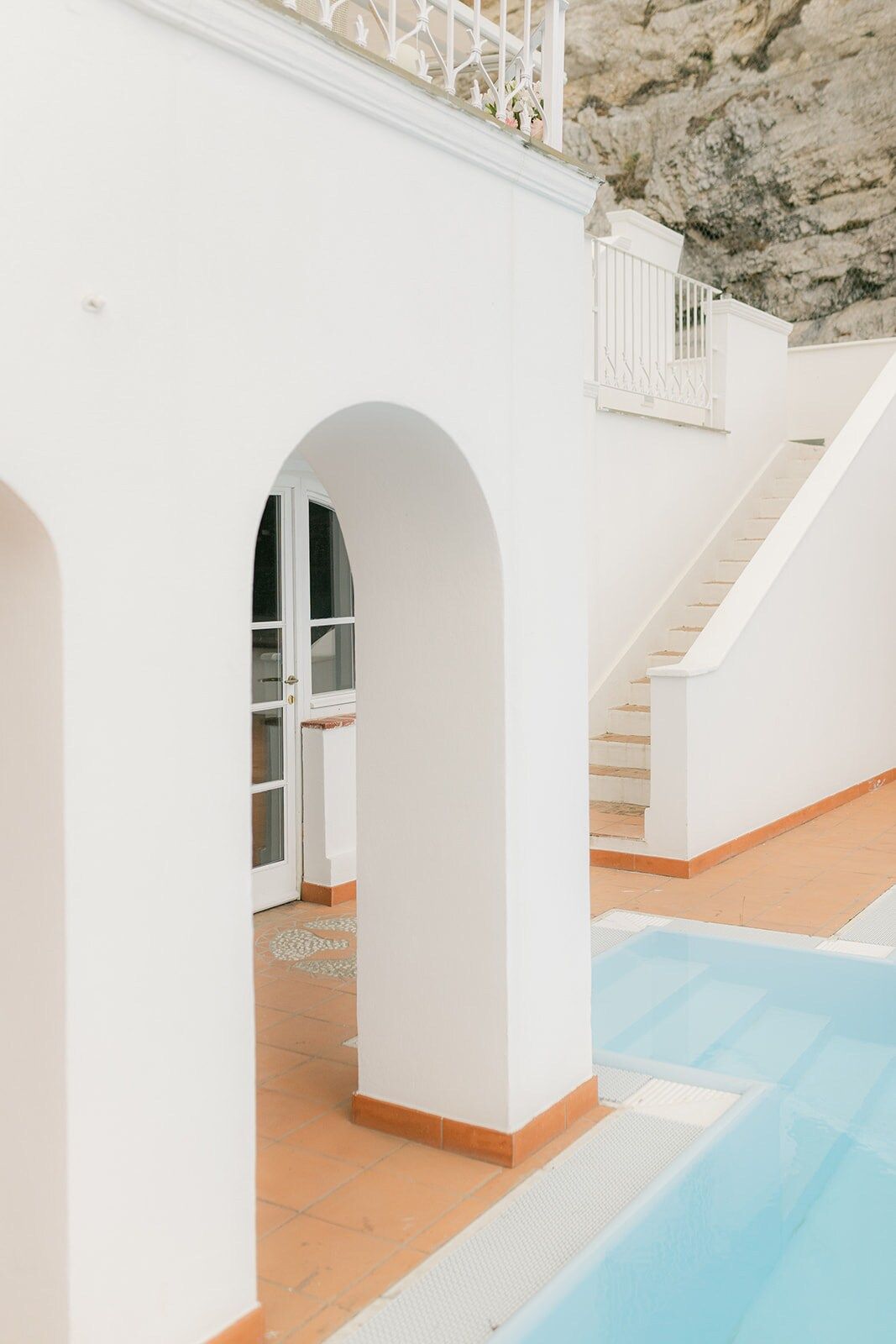 Passaggio ad arco bianco verso la piscina di Cala Prodani