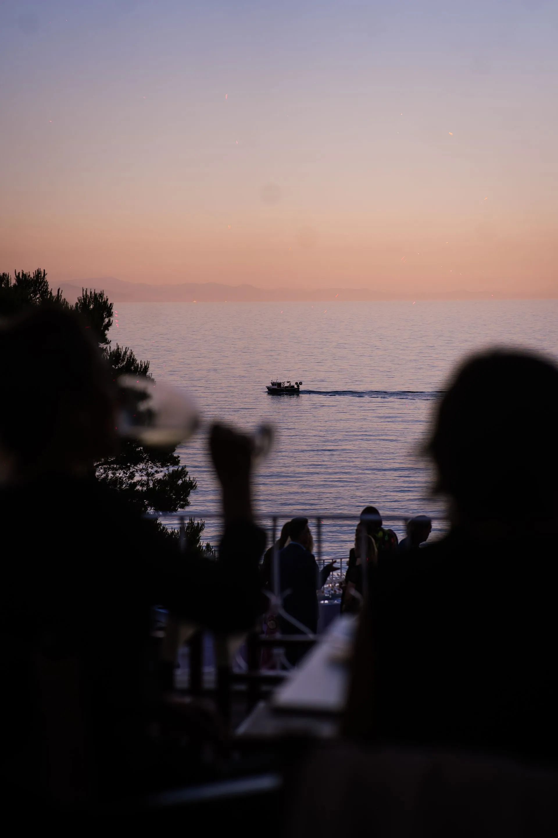 Lounge bar a bordo piscina di Cala Prodani al tramonto